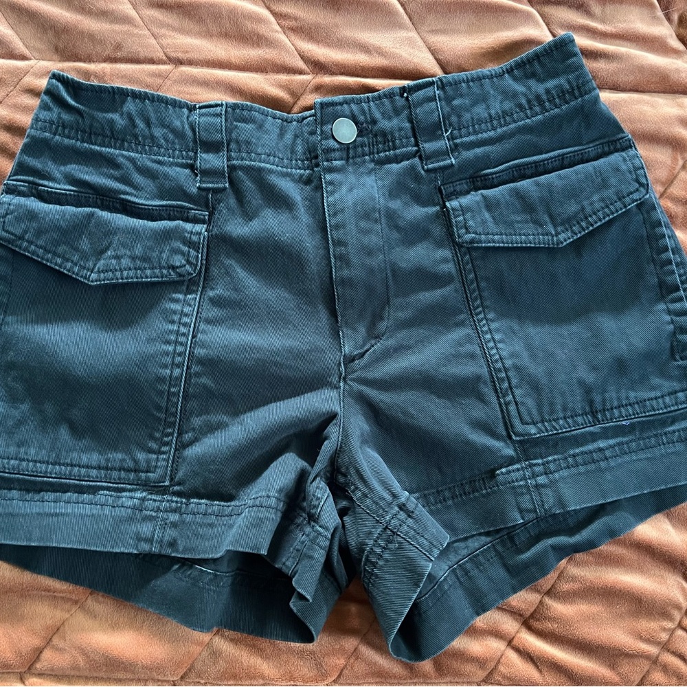 Old Navy Women's Black Cargo Shorts size medium